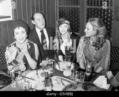 (l-r) die Hollywood-Stars Elizabeth Taylor, Rex Harrison, Sylvia Kristel und Ursula Andress in Wien. Stockfoto