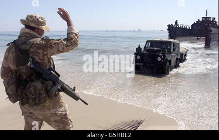 Royal Marines Commandos von 40 Commando (Bravo Company), nehmen ihre Positionen ein, nachdem sie mit einem amphibischen Landungsschiff am Purple Beach, Oman, im Rahmen der Übung Saif Sareea 2 ankommen. *.., eine bi-laterale militärische Übung in der Region. Mehr als 20,000 Truppen wurden aus Großbritannien und Deutschland entsandt, um zusammen mit omanischen Truppen zu trainieren. Stockfoto