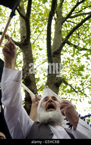 Ein muslimischer Protestler spricht vor einer Demonstration gegen die US-geführten Bombenangriffe auf Afghanistan vor der Londoner Central Mosque by Regents Park in London. * die Demonstration, die bis zu 125 Muslime umfasste, folgte Mittagsgebeten, die friedlich vergingen und mehr als tausend gezählt hatten. Stockfoto