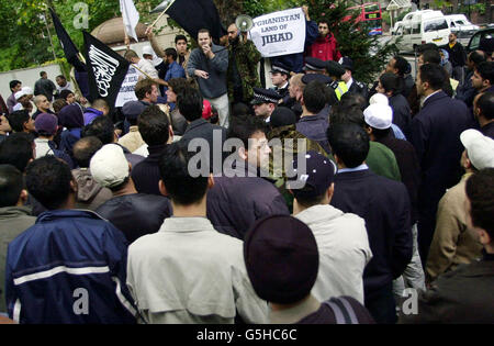 Ein muslimischer Protestler spricht vor einer Demonstration gegen die US-geführten Bombenangriffe auf Afghanistan vor der Londoner Central Mosque by Regents Park in London. * die Demonstration, die bis zu 125 Muslime umfasste, folgte Mittagsgebeten, die friedlich vergingen und mehr als tausend gezählt hatten. Stockfoto