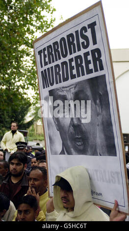 Muslimische Demonstranten bei einer Demonstration gegen die von den USA angeführten Bombardierungen Afghanistans vor der Londoner Central Mosque durch den Regents Park in London. * ..... Die Demonstration, an der bis zu 125 Muslime teilgenommen haben, folgte auf die Mittagsgebete, die friedlich vergingen und mehr als tausend gezählt hatten. Stockfoto