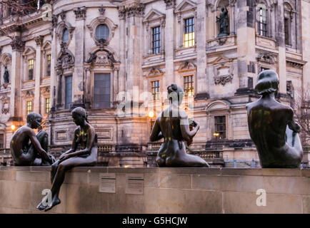 Skulptur, drei Mädchen und ein Junge von Wilfred Fitzenreiter am Ufer der Spree in Berlin, Deutschland Stockfoto