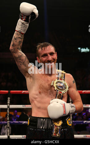 Kenny Anderson feiert in der Motorpoint Arena in Sheffield seinen 5. Sieg über Robin Reid. Stockfoto