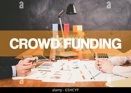 Zwei Unternehmer Crowd Funding arbeiten in einem Büro Stockfoto