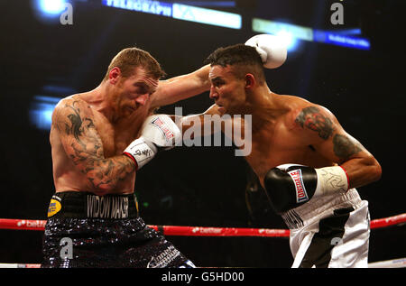 Boxen - Vakant British Super Weight Titel - Kenny Anderson vs Robin Reid - Motorpoint Arena. Kenny Anderson (rechts) im Einsatz gegen Robin Reid in der Motorpoint Arena, Sheffield. Stockfoto