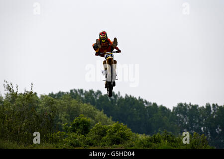 Motocross-Fahrer durchführen einen Stunt, München Flughafen, Oberbayern, Deutschland, Europa. Stockfoto