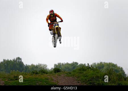 Motocross-Fahrer durchführen einen Stunt, München Flughafen, Oberbayern, Deutschland, Europa. Stockfoto