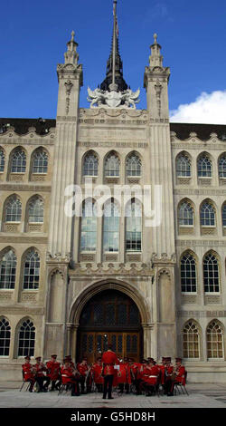 Die Band des Gibraltar Regiment tritt zum ersten Mal in London im Guildhall Courtyard auf, um den Gibraltar Day zu feiern. Stockfoto