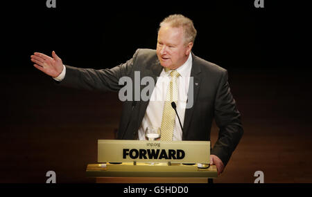 Alex Neil MSP, Kabinettsminister für Gesundheit und Wohlbefinden, spricht vor der jährlichen nationalen Konferenz der Scottish National Party (SNP) in der Perth Concert Hall in Schottland. Stockfoto