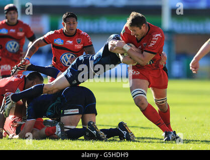 Der Lloyd Williams (Center) von Cardiff Blues greift die Bakkies Botha von Toulon an Stockfoto