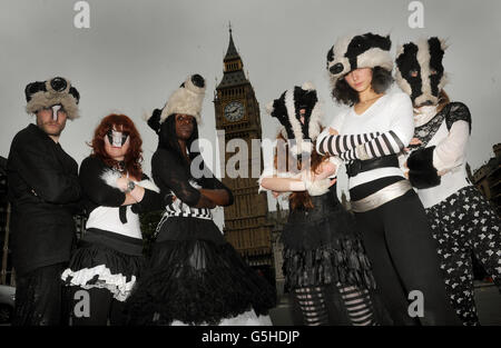 Tanzgruppe Artful Badger (von links nach rechts) Andy Black, Kirsty Mullahy, Nwanto Eebizi, Emma Fisher, Georgiana Cavendish und Catherine Bell, vor dem Londoner Parlamentsgebäude, um gegen die Pläne der Regierung zu protestieren, Tausende von Dachsen des Vereinigten Königreichs zu keulen. Stockfoto