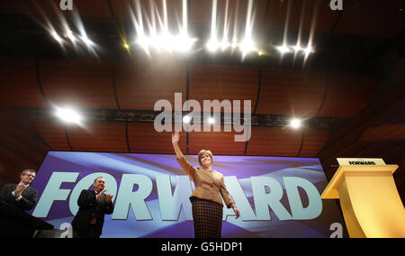 Die stellvertretende erste Ministerin Nicola Sturgeon folgte ihrer Rede vor der jährlichen nationalen Konferenz der Scottish National Party (SNP) in der Perth Concert Hall in Schottland. Stockfoto