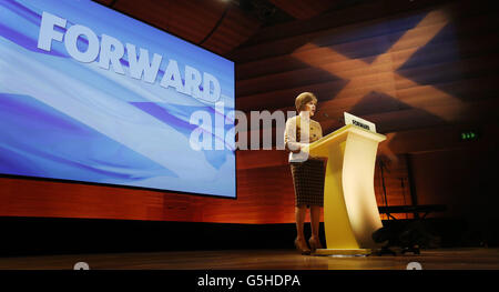 Die stellvertretende erste Ministerin Nicola Sturgeon spricht vor der jährlichen nationalen Konferenz der Scottish National Party (SNP) in der Perth Concert Hall in Schottland. Stockfoto