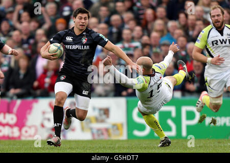 Leicester Tigers' Ben Youngs kommt Ospreys Richard Fussell während des Heineken Cup Spiels in der Welford Road, Leicester, aus. Stockfoto