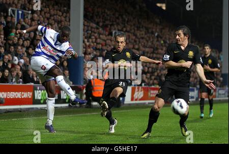 Fußball - Barclays Premier League - Queens Park Rangers gegen Everton - Loftus Road. Samba Diakite der Queens Park Rangers (links) in Aktion mit Leon Osman von Everton (Mitte) und Leighton Baines Stockfoto