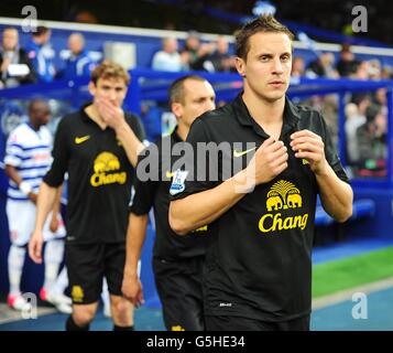 Evertons Phil Jagielka (rechts) läuft zu Beginn des Spiels aus Stockfoto