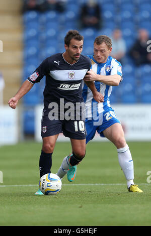 Soccer - npower Football League One - Colchester United / Stevenage - Colchester Community Stadium. Filipe Morais von Stevenage (links) und Brian Wilson von Colchester United (rechts) kämpfen um den Ball Stockfoto