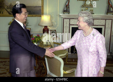 HU Jintao mit der Königin. Die britische Königin Elizabeth II. Im Bild mit dem chinesischen Vizepräsidenten Hu Jintao im Buckingham Palace. Stockfoto