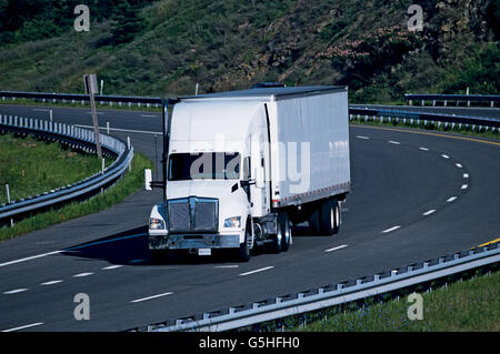 Weißer LKW-Anhänger auf der HighwaySupply Chain Stockfoto