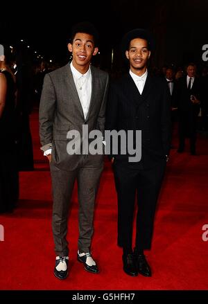 Jordan Stephens und Harley Alexander-Sule von Rizzle kommen zur Royal World Premiere von Skyfall in der Royal Albert Hall, London Stockfoto