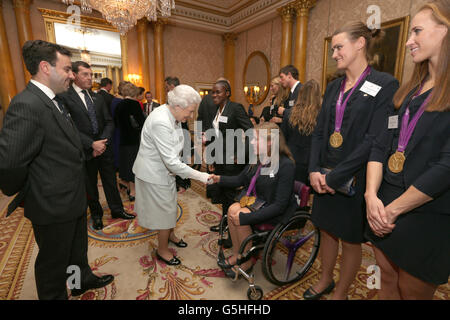 Queen Elizabeth II trifft Hannah Cockroft während eines Empfangs für Team-GB-Medaillengewinner bei den Olympischen und Paralympischen Spielen 2012 im Buckingham Palace, London. Stockfoto