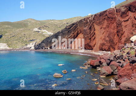 Roter Strandblick auf berühmte griechische Insel Santorini Stockfoto