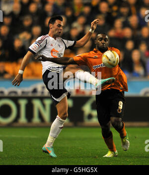 Wolverhampton Wanderers Sylvan Ebanks-Blake (links) und Bolton Wanderers' Chris Eagles kämpfen während des npower Football League Championship-Spiels in Molineux, Wolverhampton, um den Ball. Stockfoto