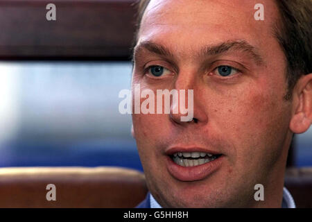 England unter 21 Manager David Platt spricht auf einer Pressekonferenz im Bertorello's Restaurant, Soho, London. Platt glaubt, dass Sven-Goran Eriksson England in Japan und Südkorea zum Weltcupsieg führen kann. * Platt ist bejaht, dass ein Halbfinalplatz sicherlich eine realistische Möglichkeit für Skipper David Beckham und Co. Ist. Der Ex-Arsenal und Sampdoria-Star glaubt, dass England könnte dann noch besser, wenn sie die letzten vier erreichen, vorausgesetzt, sie erhalten das Glück der grünen. Das entzog Platt und seinen Teamkollegen im WM-Halbfinale 1990 und bei den Europameisterschaften 1996, als sie gingen Stockfoto