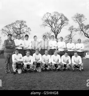 Die England Mannschaft im Bild nach dem Training für ein Spiel gegen Spanien in Madrid. Hintere Reihe (l-r): Harold Shepherdson, Keith Newton, Norman Hunter, Gordon Banks, Tony Kellnern, Jack Charlton, Bobby Moore, George Cohen und Ray Wilson. Erste Reihe (l-r): Alan Ball, George Eastham, Roger Hunt, Bobby Charlton, Joe Baker, John Connelly und Nobby Stiles. Stockfoto