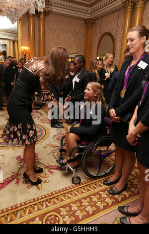 Die Herzogin von Cambridge trifft Hannah Cockroft während eines Empfangs für die Team-GB-Medaillengewinnerinnen bei den Olympischen und Paralympischen Spielen 2012 im Buckingham Palace, London. Stockfoto