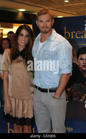 Nikki Reed und Kellan Lutz (rechts) treffen Fans bei einem Event für den Film Twilight Saga: Breaking Dawn Part II in den Buchanan Galleries, Glasgow. Stockfoto