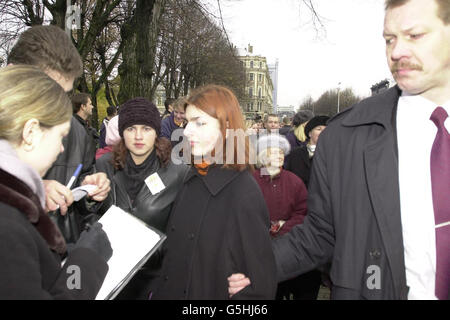 Die Anti-Kriegs-Protesterin Alina (C) spricht mit den Medien, nachdem sie den Prinz von Wales bei seinem Besuch in der lettischen Hauptstadt Riga mit Blumen ins Gesicht geschlagen hatte und sagte, sie protestiere gegen den Beitritt Lettlands zur NATO und den Krieg in Afghanistan. *der Vorfall ereignete sich am Freiheitsdenkmal, nachdem der Prinz einen Kranz zum Gedenken an die Unabhängigkeit des baltischen Staates gelegt hatte. Die Frauen wurden von der Polizei weggeführt. Stockfoto