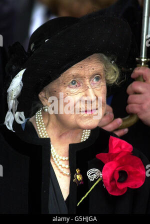 Die britische Königin Elizabeth die Königin Mutter legt ein Kreuz auf sich, als sie das Royal British Legion Field of Remembrance in der St. Margaret's Church, Westminster Abbey, London besucht. Die Königin-Mutter nahm am Donnerstag an einem Gottesdienst Teil, um die Eröffnung des Gedenkfelds zum Gedenken an die Toten des britischen und des Commonwealth-Krieges in zwei Weltkriegen und anderen Konflikten zu markieren. PA-Foto: Adam Butler /WPA Pool/AP Stockfoto