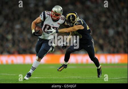 Rob Gronkowski (links) von New England Patriots wird während des NFL International Series Spiels im Wembley Stadium, London, von St. Louis Rams' Craig Dahl abgesetzt. Stockfoto