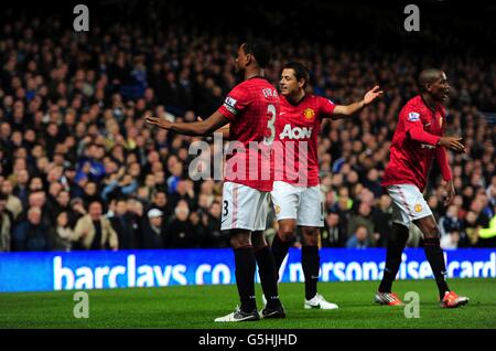 Patrice EVRA (Mitte) von Manchester United fordert die Menge auf, sich zu beruhigen, nachdem Javier Hernández (zweiter rechts) feiert, mit Teamkollege Ashley Young (rechts) das dritte Tor seiner Seite des Spiels zu erzielen. Stockfoto