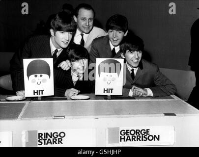 Die Beatles und dj David Jacobs, als die Juke Box Jury der BBC zum ersten Mal aus London auszog, um von Liverpool übertragen zu werden. BERÜHMTHEIT Stockfoto