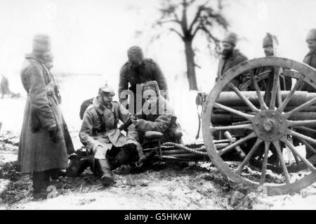 Erster Weltkrieg - Russische Armee - Deutscher Kriegsgefangener. Russische Soldaten und ein deutscher Kriegsgefangener studieren ein Bajonett. Stockfoto