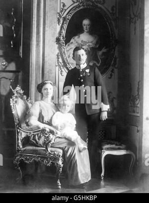 Der Erzherzog Karl Franz Joseph mit seiner Frau der Erzherzogin Zita und Sohn des Erzherzogs Franz Joseph Otto. Stockfoto