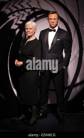 Skyfall Wachs funktioniert. Wachsarbeiten von Daniel Craig und Judi Dench erscheinen in einer neuen Fassung von 007 im Madame Tussauds, London. Stockfoto