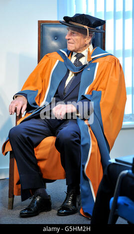 Der Herzog von Edinburgh wartet auf die Ehrendoktorwürde der Meereswissenschaften von der Plymouth University in Anerkennung seiner Karriere bei der Royal Navy. Stockfoto