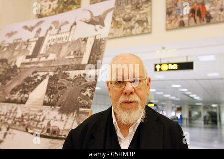 Der Künstler Sir Peter Blake enthüllt seine neue, von London inspirierte Kunstsammlung, die vom Flughafen in Auftrag gegeben wurde und sowohl im Nord- als auch im Südterminal des Flughafens London Gatwick installiert wird, um den in London ankommenden Passagieren ein einzigartiges britisches Willkommen zu geben. Stockfoto