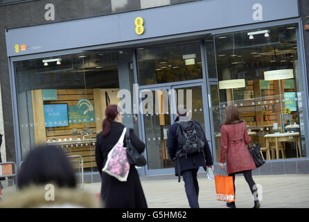 Allgemeine Ansichten während der 4G EE-Einführung im Prince's Street Store in Edinburgh. Heute beginnt eine neue Ära für die Nutzung von Mobiltelefonen, da Millionen von Verbrauchern in 11 Städten in ganz Großbritannien superschnelle 4G-Produkte und -Dienste zur Verfügung gestellt werden. Stockfoto