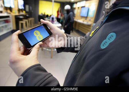 Allgemeine Ansichten während der Einführung von 4G EE im Manchester Market Street Store. Eine neue Ära der Mobiltelefon-Nutzung beginnt heute, als superschnelle 4G-Produkte und -Dienste Millionen von Verbrauchern in 11 Städten in ganz Großbritannien zur Verfügung gestellt werden. Stockfoto