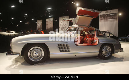 Der 1955 Mercedes Benz 300SL Alloy Flügeltürer, der voraussichtlich bis zu &pound;3 Millionen bei einem privaten Blick vor einer Auktion von Oldtimern im Battersea Evolution Marquee in London zu holen. Stockfoto