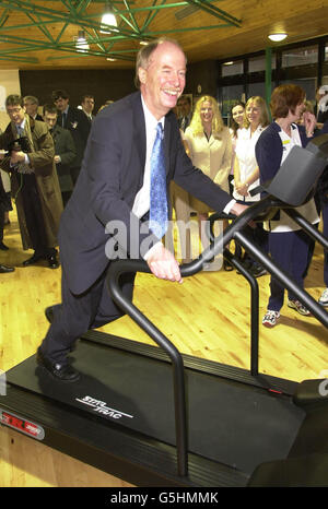 Der Kandidat für die Position des schottischen Ersten Ministers Malcolm Chisholm jogg auf einem Trainingsgerät, während er an der Eröffnung eines neuen Rehabilitationszentrums für Menschen mit koronarer Herzkrankheit im Royal Alexandra Hospital in Paisley war. Stockfoto