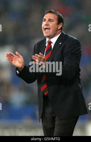 Fußball - npower Football League Championship - Cardiff City / Watford - Cardiff City Stadium. Der Manager von Cardiff City, Malky Mackay, steht an der Touchline Stockfoto