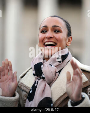 Die olympische Goldmedaillengewinnerin Jessica Ennis stellt sich mit dem neuen Jaguar F-Type vor, als sie ihre Rolle bei der Lord Mayor's Show und ihr Engagement für Jaguar in Carter Lane Gardens, City of London, ankündigt. Stockfoto