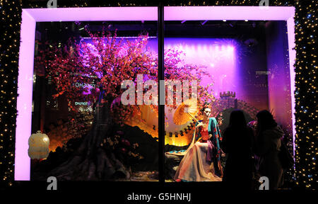 Ein Schaufenster im Disney-Stil im Harrods-Kaufhaus in Harrods, London. Stockfoto