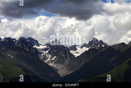 Sommerberge und bewölktem Himmel. Kaukasus-Gebirge. Georgien, Region Svanetia. Stockfoto