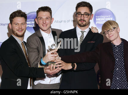 (Von links nach rechts) Joe Newman, Thom Green, Gus Unger-Hamilton und Gwil Sainsbury von Alt-J, nachdem sie im Roundhouse in Camden, im Norden Londons, als Gewinner des Mercury Prize bekannt gegeben wurden. Stockfoto